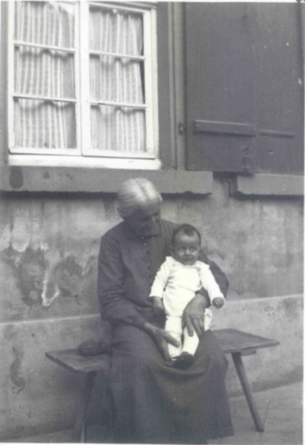 Oma Magdalena mit Hermann jun.